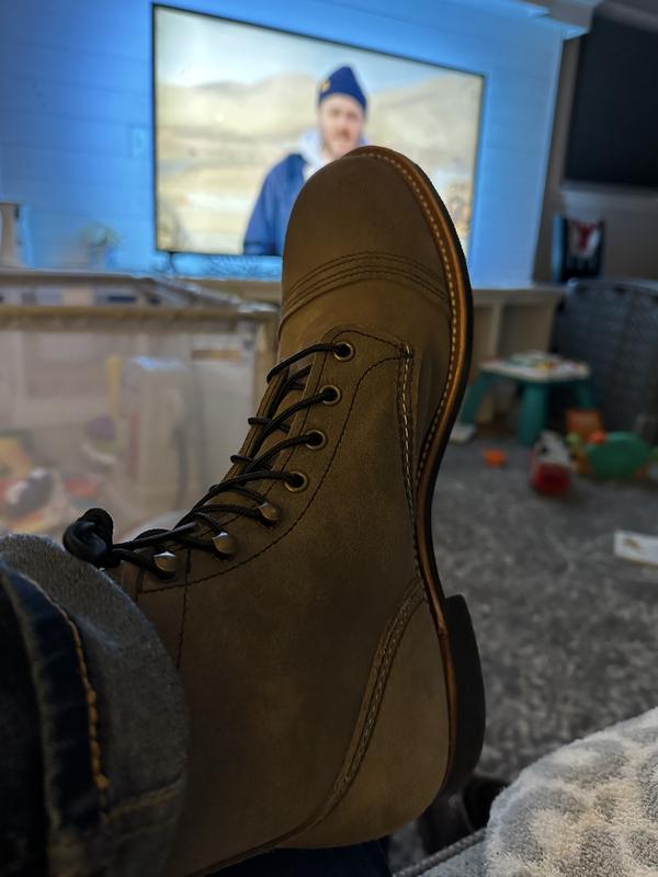 Speed hooks cutting 8111 tongues. This pair is about 3 weeks old. Thoughts?  Not terribly happy about it…not sure if normal. : r/RedWingShoes