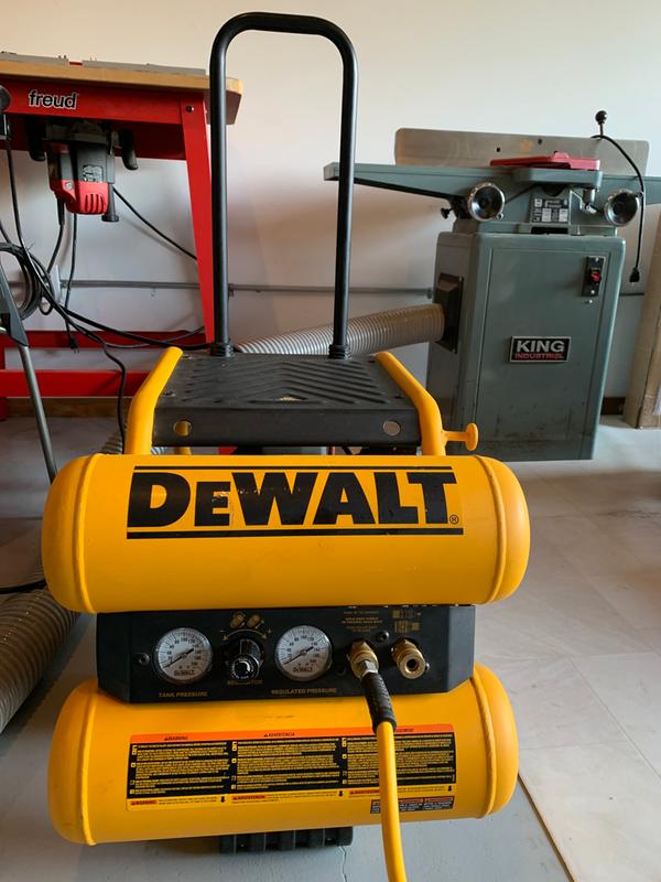 DEWALT Compresseur d'air portatif à essence à deux étages de 113,6 L pour  camion