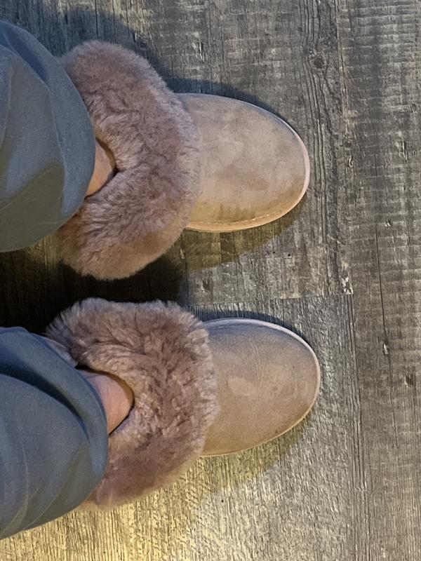 The fuzz doesn’t even look as good on the flimsy right one as the left