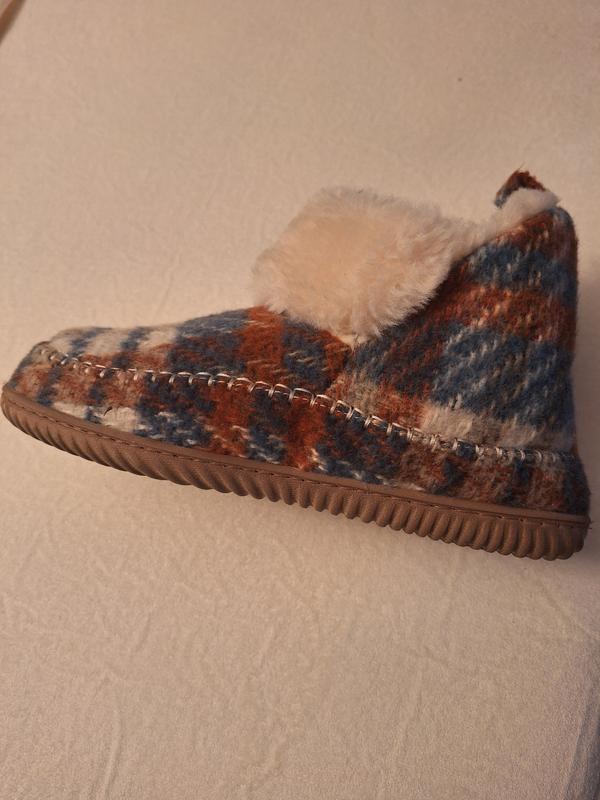 Customer photo for "Very slippery soles. Badly injured foot."