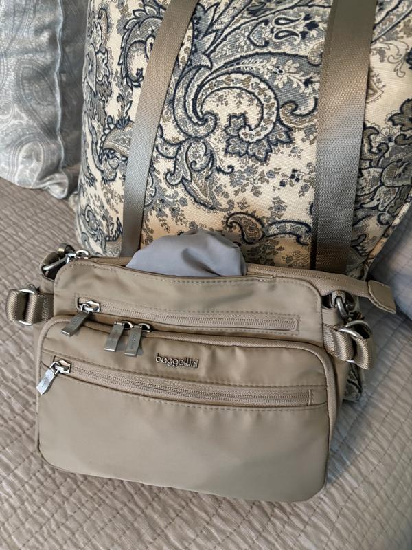 Customer photo for "Hated this bag. Terrible for traveling."