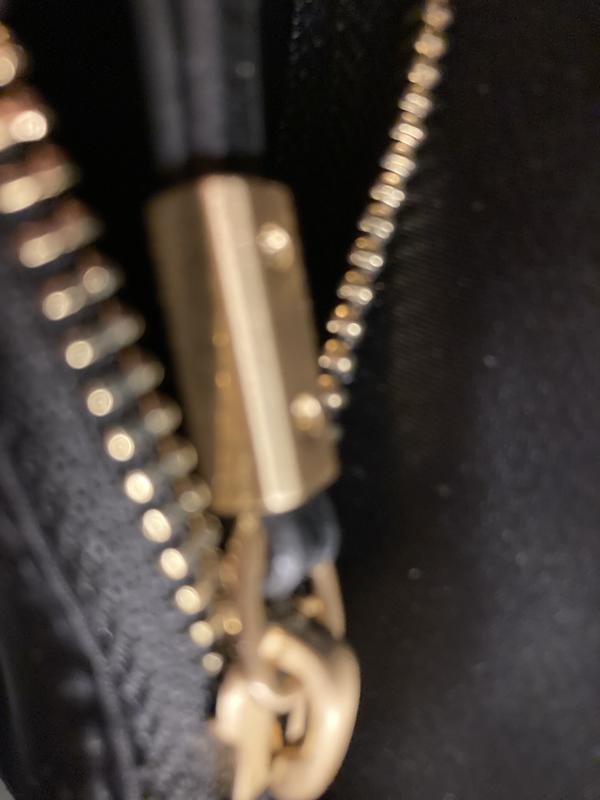 Zipper isn’t evenly distributed along opening.