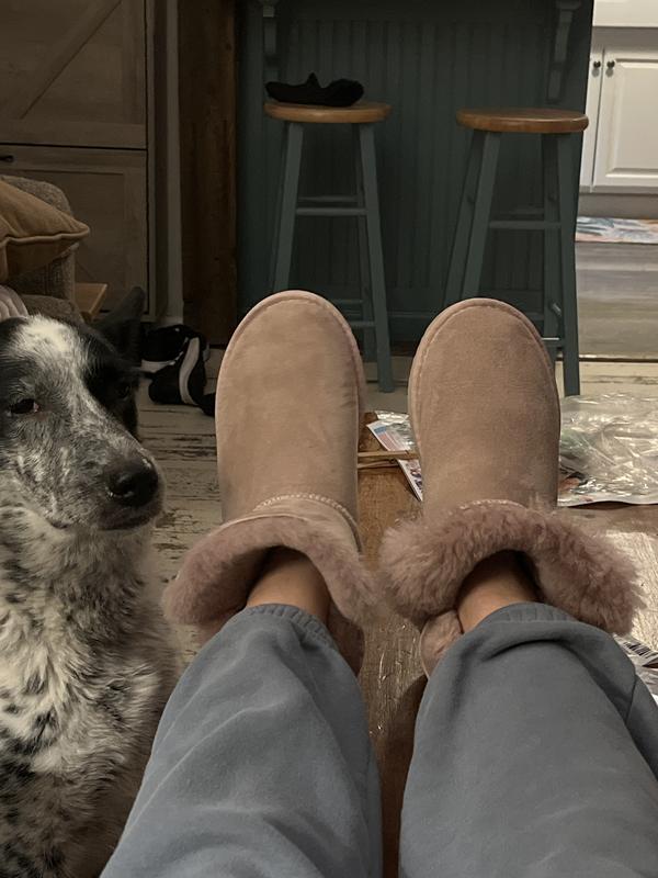 Right slipper is flimsy and curls down on the edges