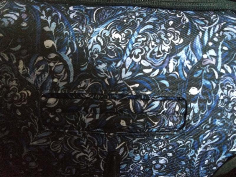 First luggage I've found with an additional handle on the bottom. Very helpful!