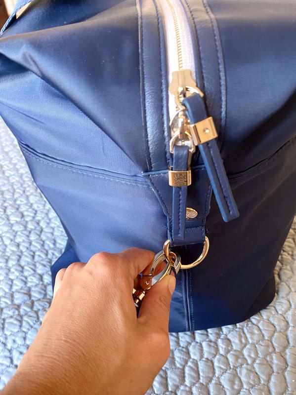 Detachable shoulder strap and dual zippers that can be locked together
