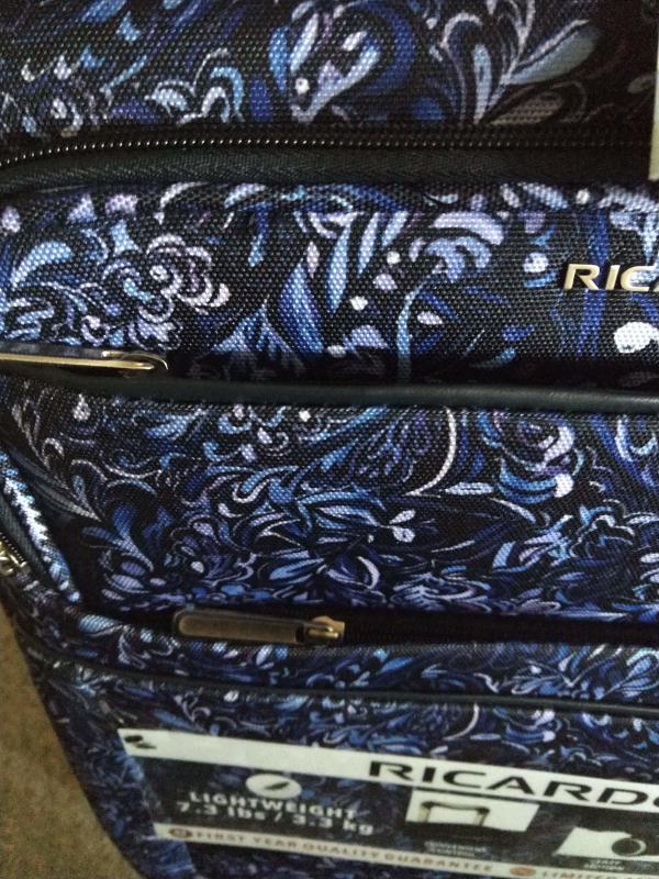 2 outside zipper compartments