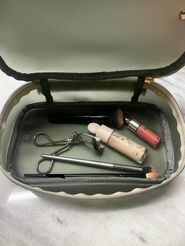 Customer photo for "Great makeup case with quality features as well as"