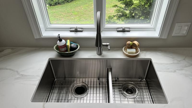 Ruvati 33-inch Low-Divide Undermount 40/60 Double Bowl 16