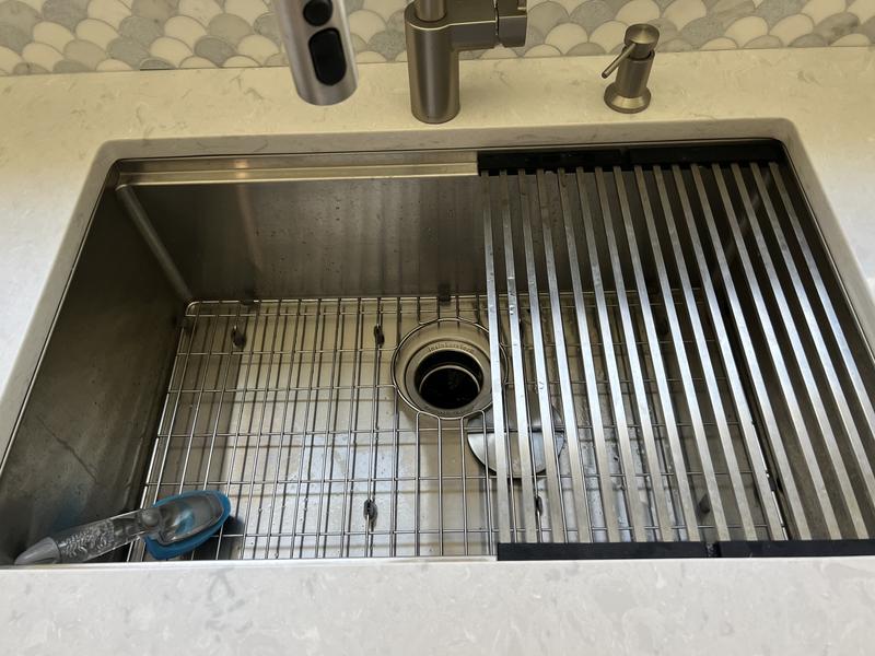 Ruvati HexBottom™ 33-inch Workstation Scratch Resistant Embossed