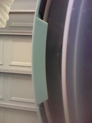 lid lip barely covers container lip