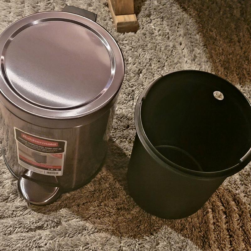 Rubbermaid 8.3 gal Step-on Plastic Kitchen Trash Can, Metallic Garbage Can