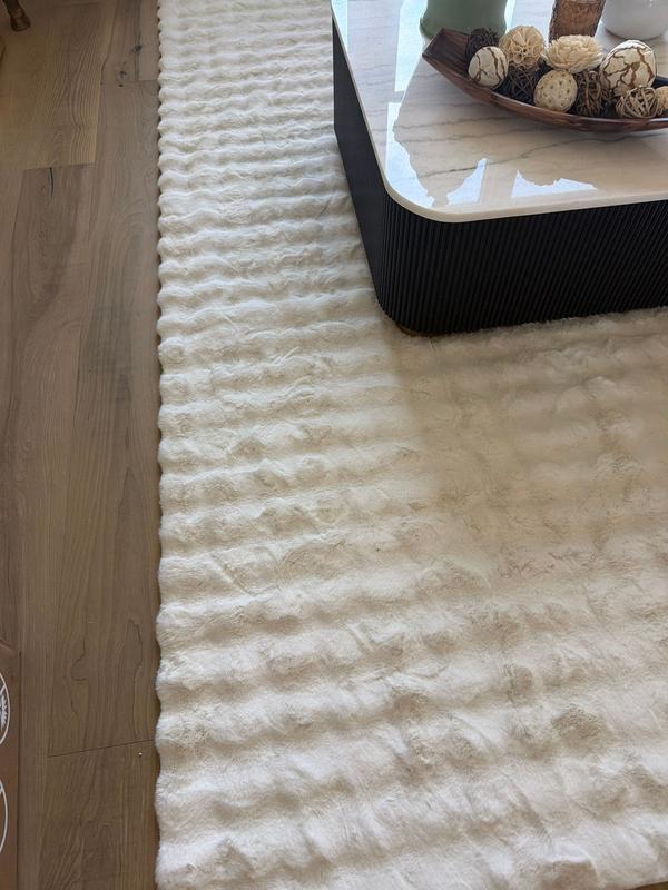 nuLOOM Jeni SuperiorWash Solid Faux Rabbit Machine Washable Area Rug in ...