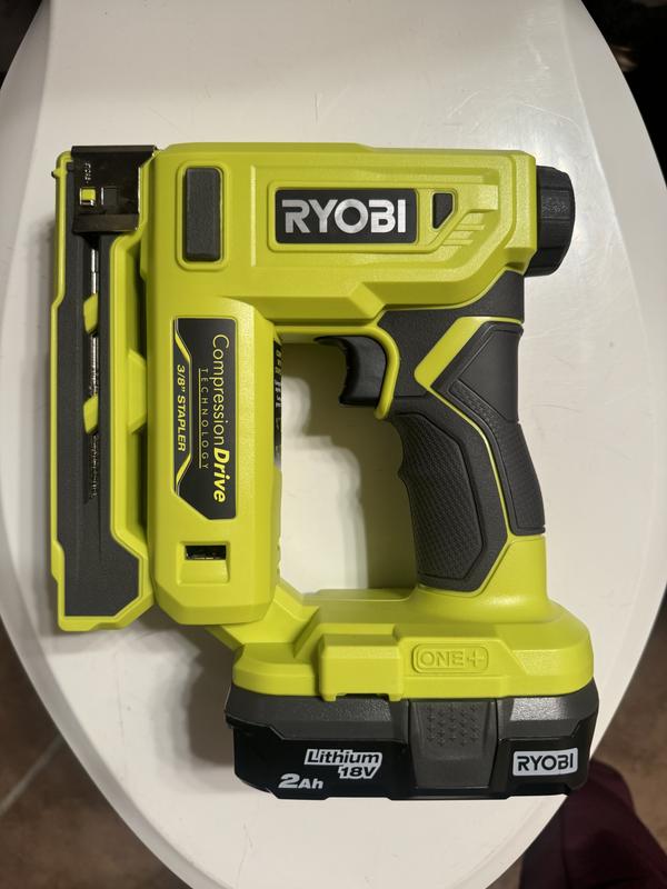 Ryobi Grapadora inalámbrica Air Strike de 18 V de 3/8-1-1/2 pulgadas P360 +  (1) batería y cargador (empaquetado a granel)