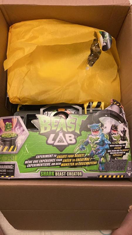 Beast Lab Glow-in-The-Dark Reptile Beast Creator Plus A Beast Lab Bio Mist  and Experiment Refill Pack. Includes 2 Experiments, an Exclusive Weapon and