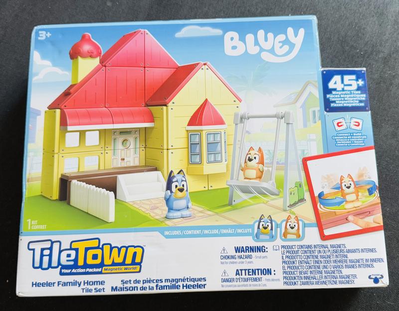 Tile Town Bluey Heeler Family Home – Set De 52 Azulejos Magnéticos Con Figuras De Bluey Y Bingo, Juguetes STEM Interactivos Para Construir Y Contar Historias