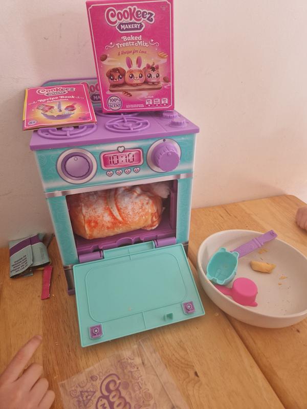 COOKEEZ MAKERY Baked Treatz Oven. Mix & Make a Plush Best Friend! Place  Your Dough in The Oven and Be Amazed When A Warm, Scented, Interactive,  Plush