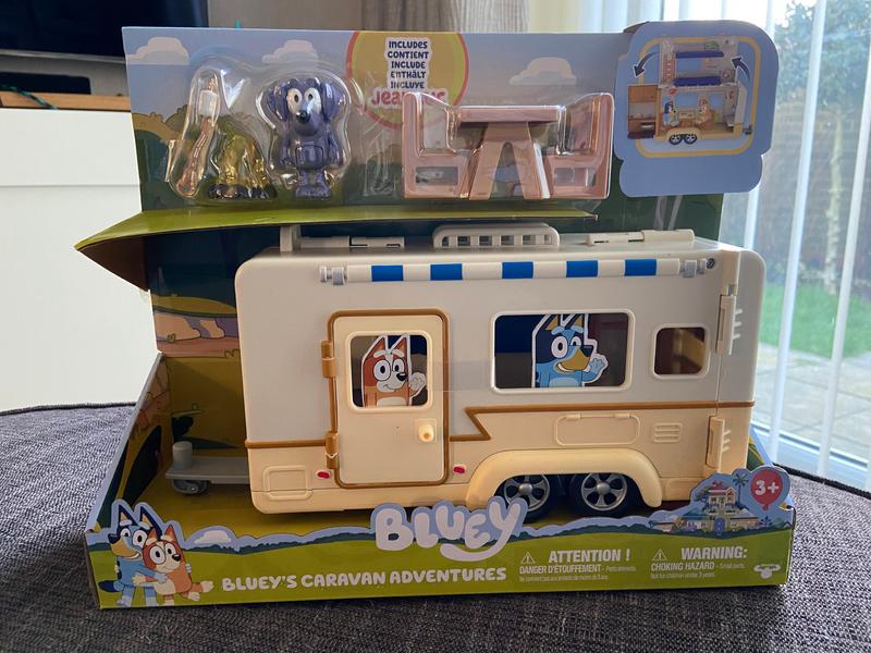 The complete set in its packaging.