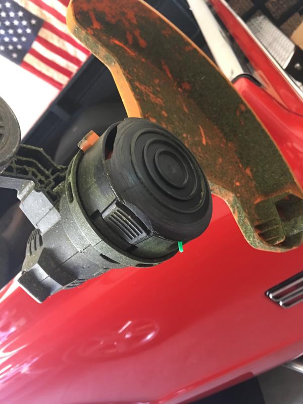 you can see that the spool broke while trimming nothing more than grass...