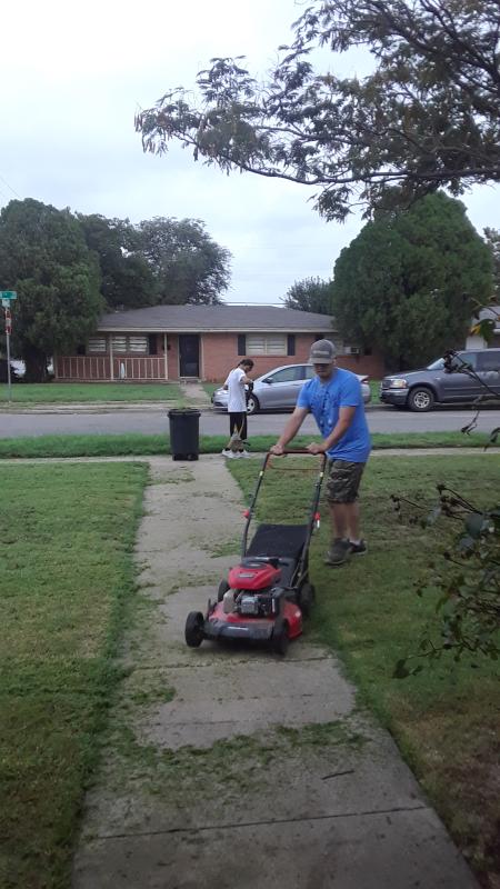 Sunday 7:30 am in Texas my own sons loving to do my yard with the new combo i bought. Wonderful !