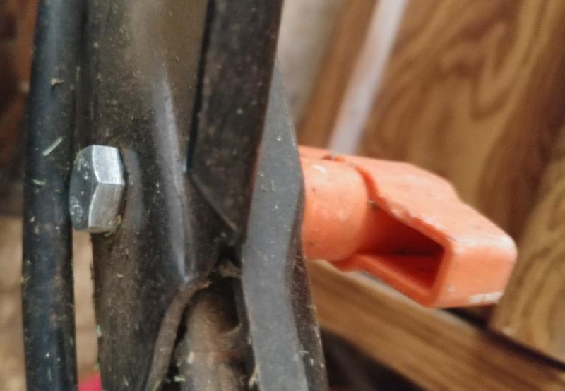 Right side thumbscrew with after market carriage bolt (original lost somewhere in the lawn)