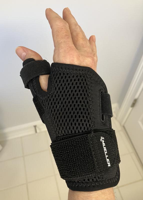 MUELLER Sports Medicine Reversible Wrist Brace with Splint, for Men and  Women, Black, One Size