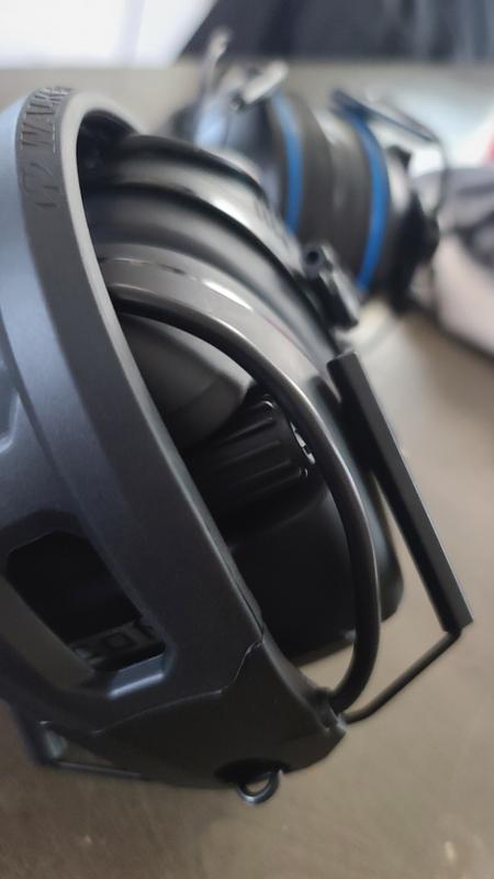 Wire pressing button