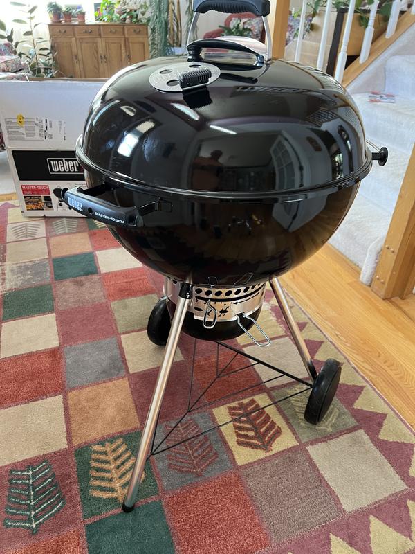 Weber Master Touch 22-in W Black Kettle Charcoal Grill in the