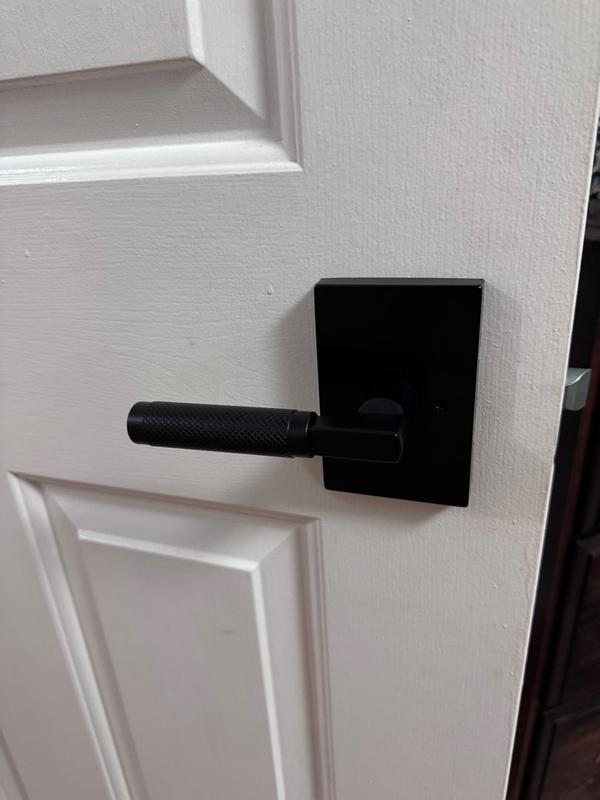 Kwikset Montreal Poignée De Porte Intérieure Avec Serrure, Pour Salle De Bain Et Chambre à Coucher, En Nickel Satiné, Réversible, Sans Clé, Bouton Poussoir