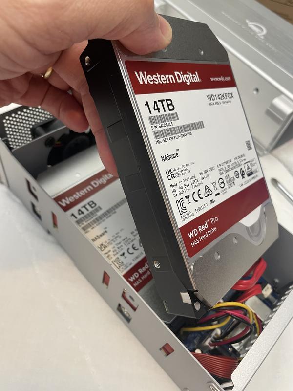 新品，未開封！WD Red Plus 内蔵 HDD 14TB Amazon.com: WD Red Plus 14TB NAS 3.5