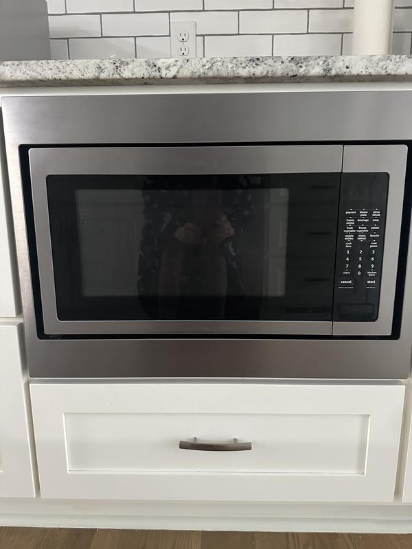 Amana UMC5225GZ Microwave | Town Appliance
