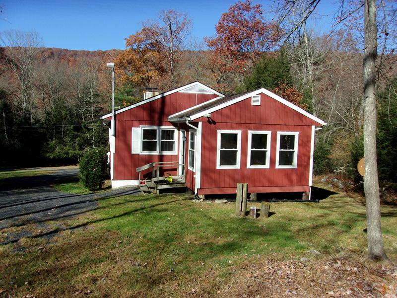 The outside antenna mounted on the clubhouse.