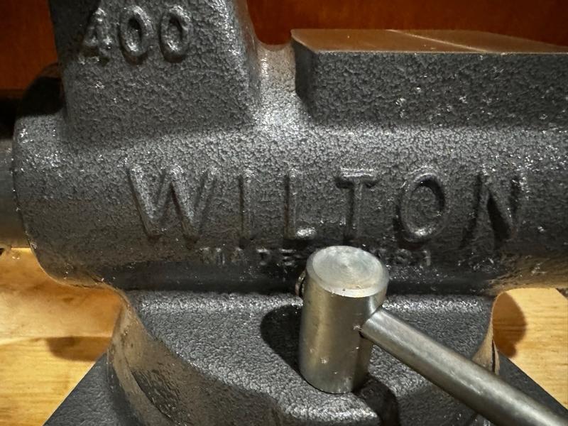 Machinist 4in Jaw Round Channel Vise w/Swivel Base | Wilton