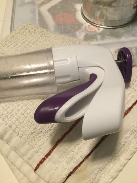 Broken white screw cap, unusable.