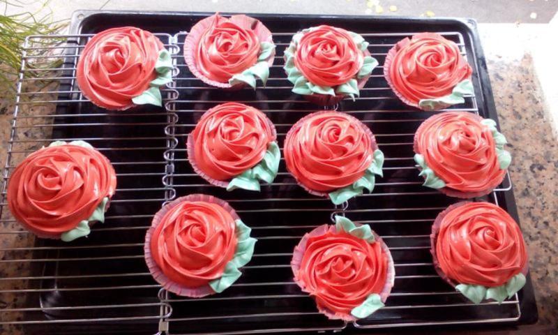 Muffins with roses