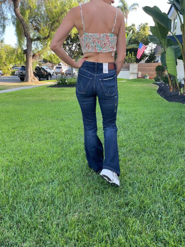 Customer photo for "Nice comfy jeans and dark autumn color, perfect"