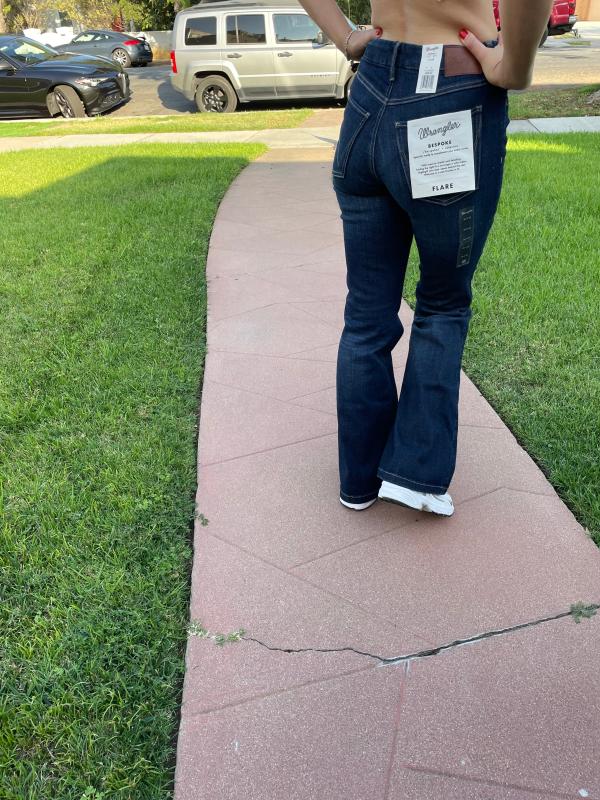Customer photo for "Nice comfy jeans and dark autumn color, perfect"