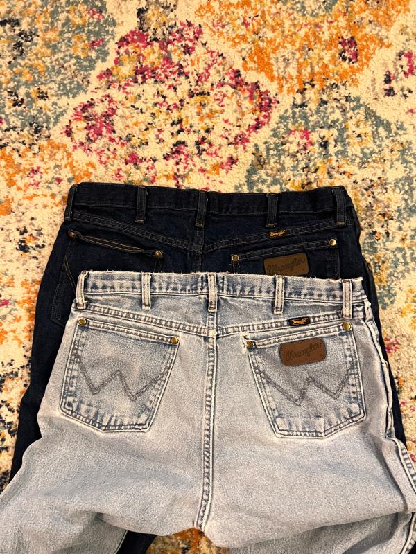 Side seam of both jeans lined up