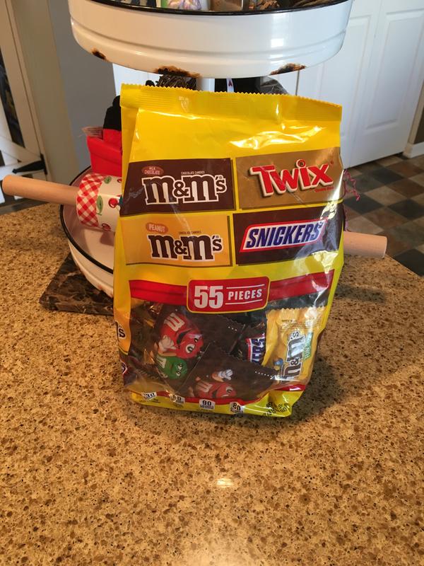  M&M'S Milk Chocolate, M&M'S Peanut, SNICKERS, TWIX & MILKY WAY  Individually Wrapped Bulk Chocolate Christmas Candy Assortment, 45.45 oz,  90 Piece Bag