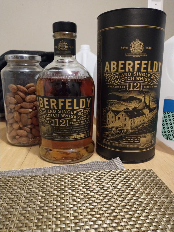 Aberfeldy 12 ans Highland Scotch Single Malt Whisky avec étui cadeau,  maturation en fûts de chêne, notes de miel, de fruits, d'épices, de vanille  et une pointe de fumée, 40 % vol.