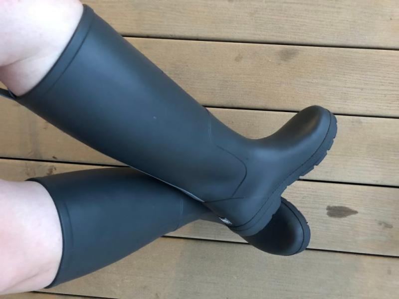 Just a little tight in the calves but comfortable.