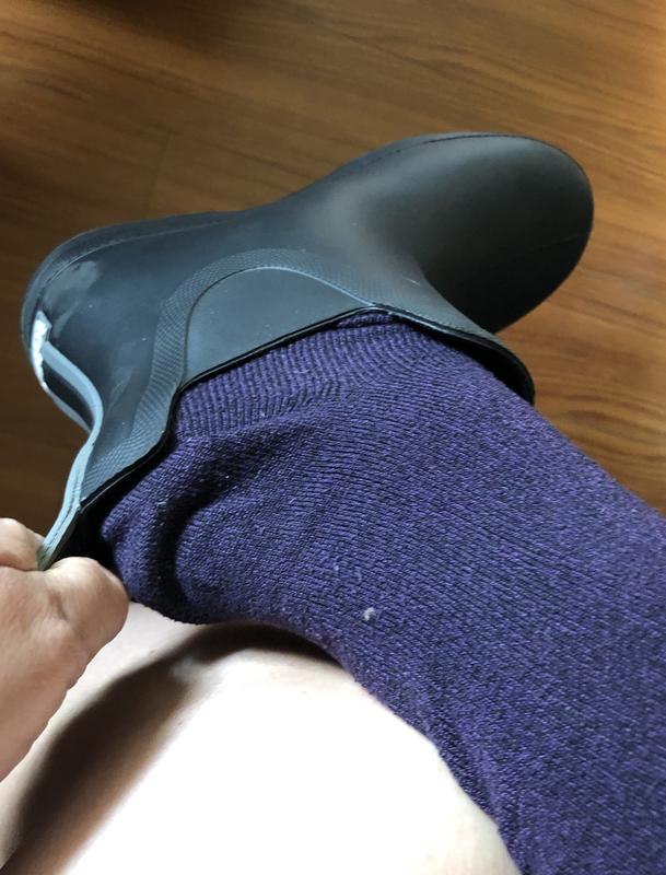 Are you supposed to be able to wear socks in these boots?