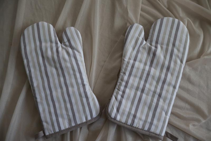 Martha Stewart Heat Resistant Oven Mitts - Set of 2 - 100% Cotton - Beige/Brown  - Traditional Style - Hanging Loop - Cooking Accessories at