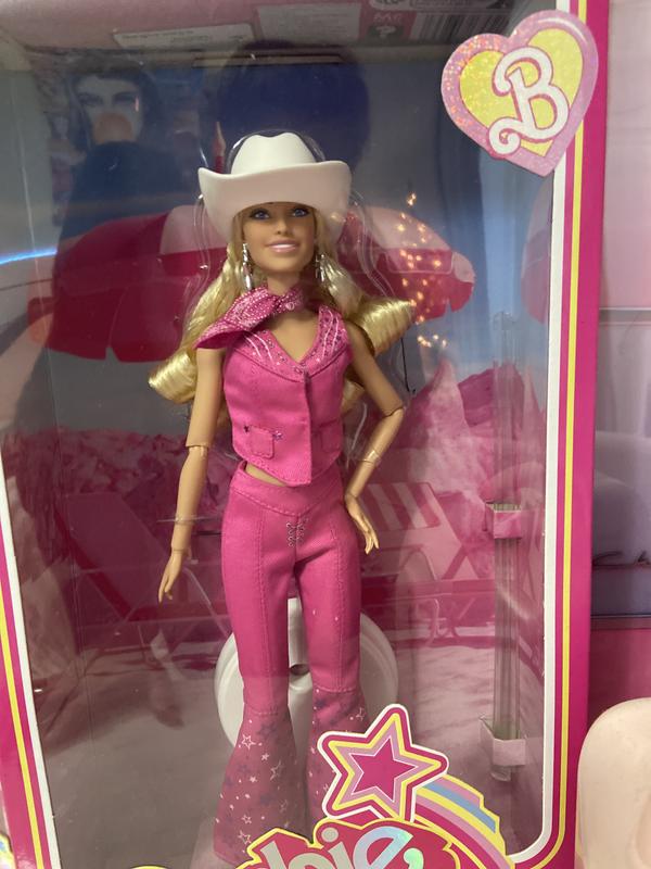 TOYSCENTER - CATALOGO DI NATALE 2023 - Barbie the movie - margot robbie,  bambola del film barbie da collezione con abito western rosa e cappello da  cowboy, 3+ anni, hpk00