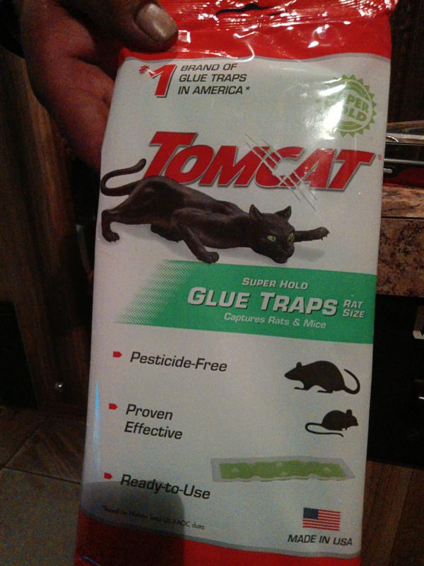 Tomcat Super Hold Glue Traps Mouse Size, Contains 4 Traps - Captures Mice -  Also Used for Cockroaches, Scorpions, Spiders and Many Other Pests (Pack