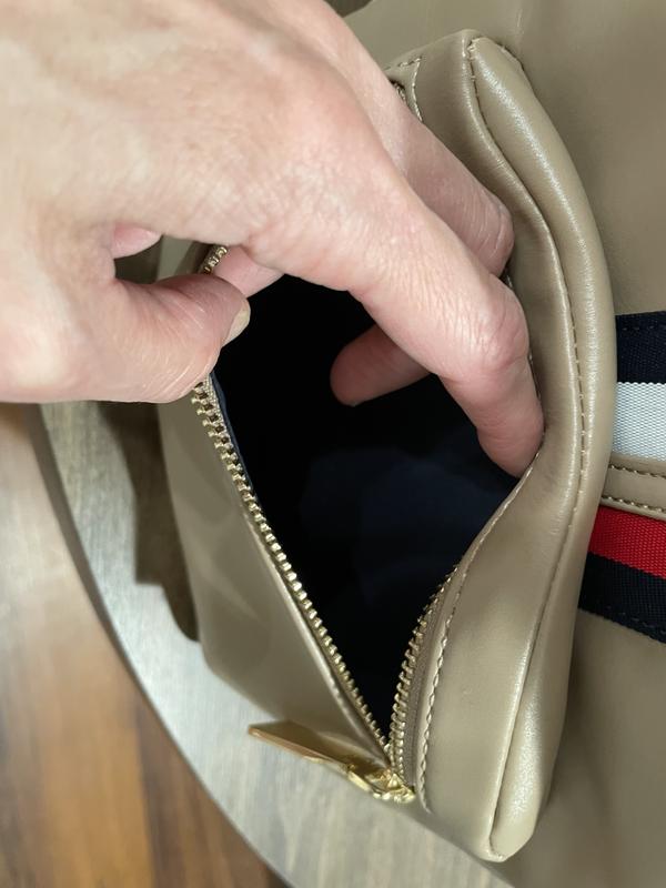 Roomy front pocket for keys