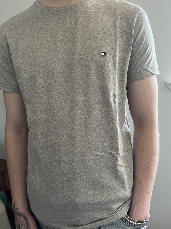 Embroidered Tommy Hilfiger flag on the chest