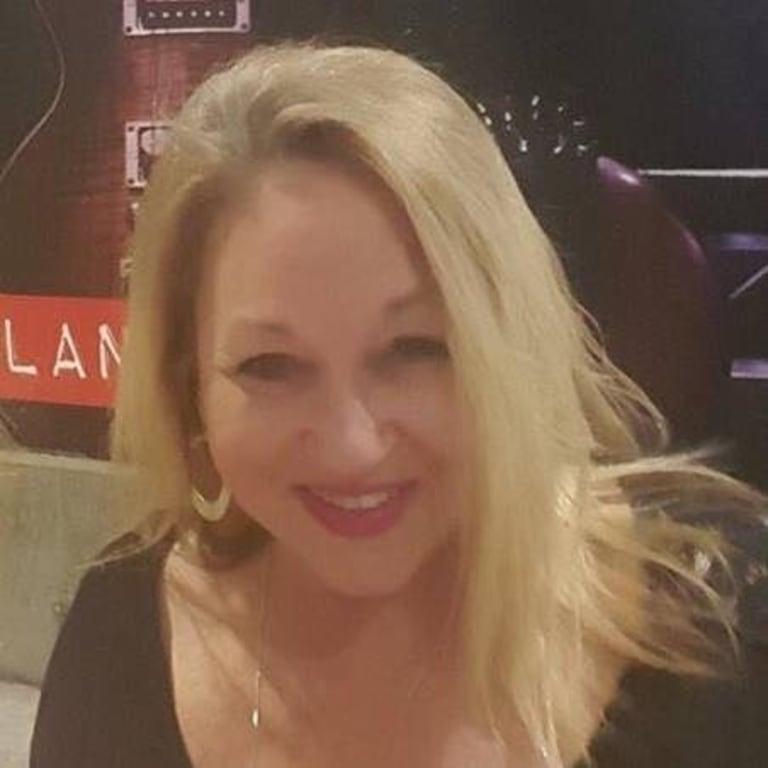 Sherry in The OC - I love Too Faced!