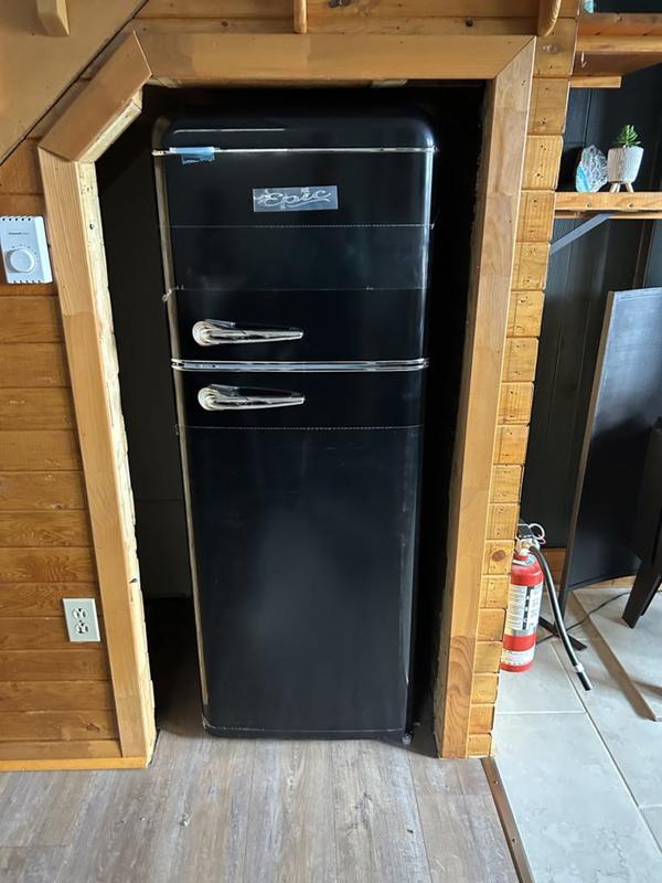 7.5 cu. ft. Retro Top Freezer Refrigerator Epic ERR82BL-1 | Tanguay