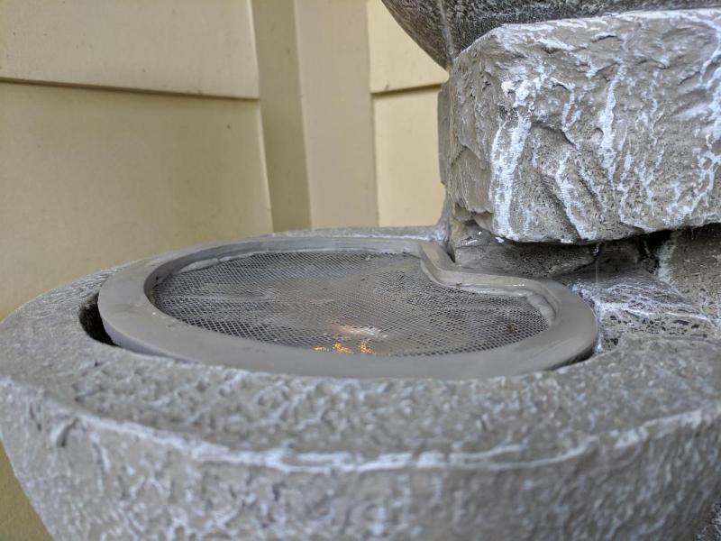 The screen is ill fitting for the top splash bowl.