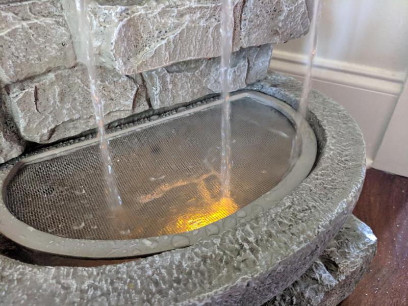 The water keeps splashing the rim and spraying all over. Other position were worse.